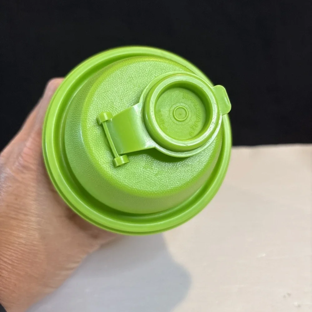 Tupperware Bottle Quick Shaker Blender Green 16 oz Salad Dressing Mixer 844-26